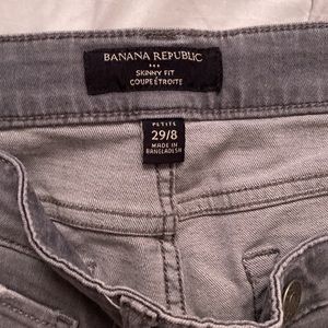 Ankle cut. Straight leg. Mid rise.